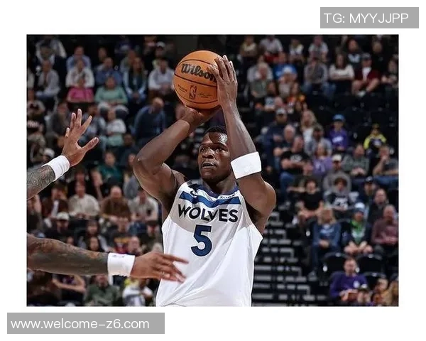 爱德华兹首节表现抢眼8投4中三分球命中率高达40贡献14分助力球队进攻 爱德华兹首节表现抢眼8投4中三分球命中率高达40贡献14分助力球队进攻