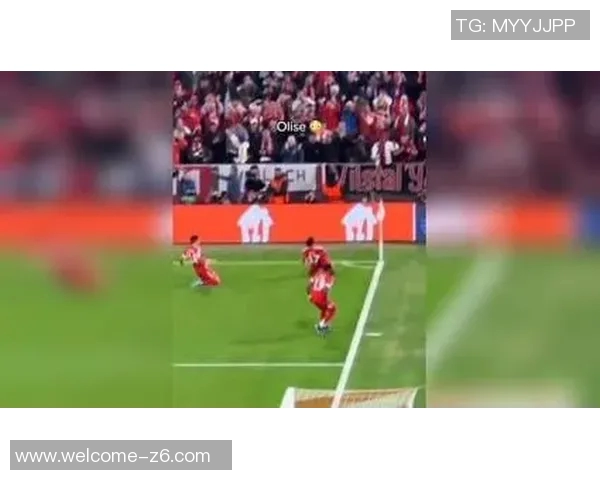 拉亚扑救布罗比近距离射门后失误队友提醒才稳住球权